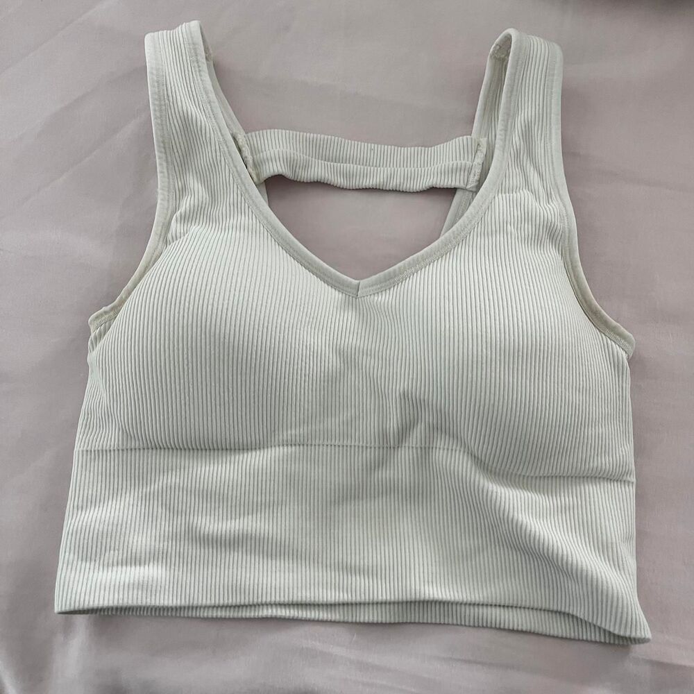 AMAZON Ribbed Padded V Neck Sports Medium Athletic Bra Women's Cream Crop Top